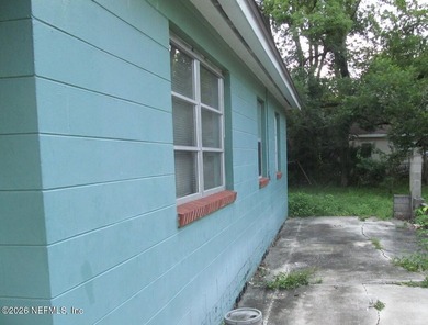 Cute concrete block bungalow, very cozy, front porch, solid - photo 2
