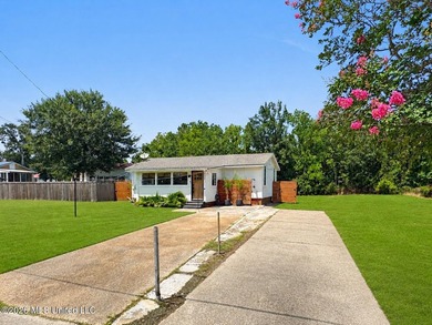Brand New FORTIFIED ROOF Just minutes to the beach, this - photo 4