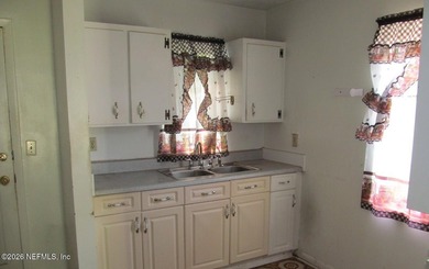 Cute concrete block bungalow, very cozy, front porch, solid - photo 5