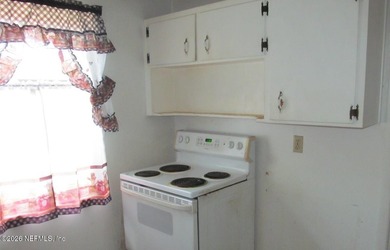 Cute concrete block bungalow, very cozy, front porch, solid - photo 6