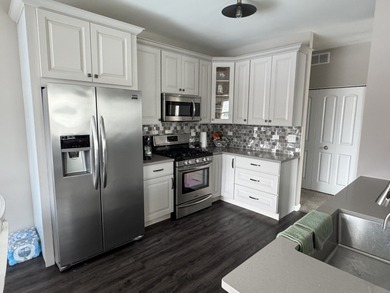 (private lake, pond, creek) Townhome/Townhouse For Sale in Lockport Illinois