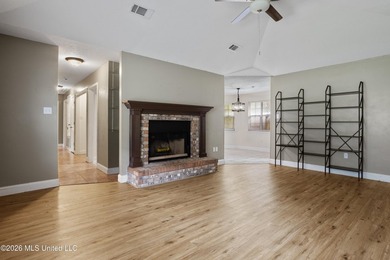 Beautiful 3-Bedroom Home with Open Floor Plan! This inviting - photo 4