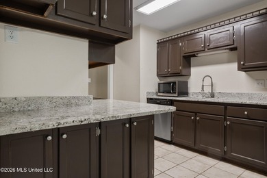 Beautiful 3-Bedroom Home with Open Floor Plan! This inviting - photo 8