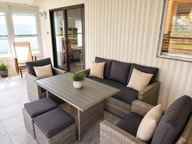 Move right into this beautifully renovated 2 bedroom, 2-bath - photo 7