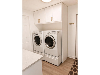 Move right into this beautifully renovated 2 bedroom, 2-bath - photo 10