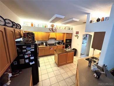 Welcome to this beautifully maintained 3-bedroom, 2-bathroom - photo 9