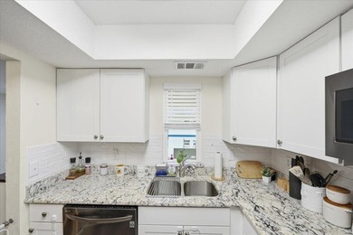 Beautifully updated, move-in-ready 2nd-floor apartment located - photo 4