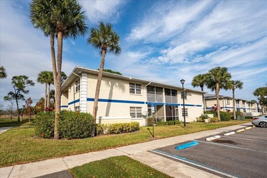 Beautifully updated, move-in-ready 2nd-floor apartment located - photo 6