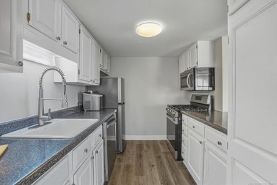 High-rise living ! 19th Floor Condo in the heart of Downtown