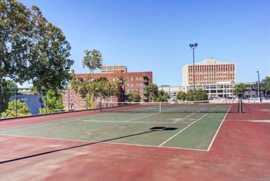 High-rise living ! 19th Floor Condo in the heart of Downtown