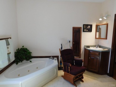 Beautiful maintained one level Brick Home on 5.50 in Elon that - photo 41