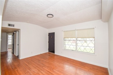 Cute and remodeled 3 bedroom house! ready to move in! Great - photo 12