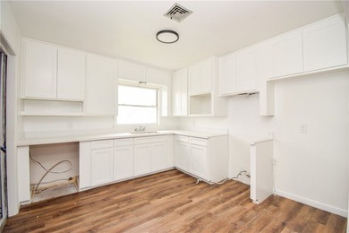 Cute and remodeled 3 bedroom house! ready to move in! Great - photo 13
