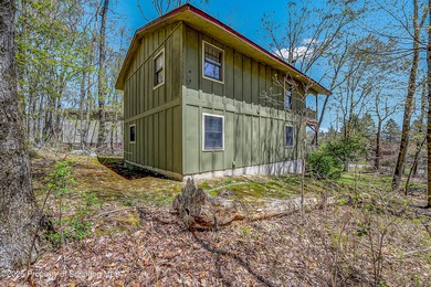 Hemlock Farms charmer nestled in the woods but accessible to - photo 4