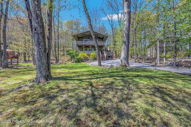 Hemlock Farms charmer nestled in the woods but accessible to - photo 7
