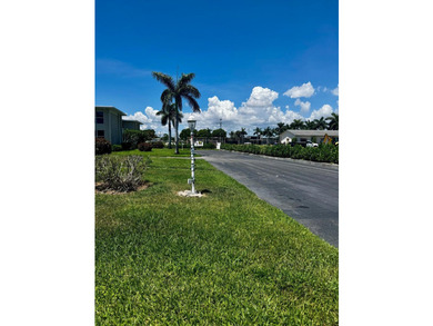 SPACIOUS, VACANT CORNER UNIT IN A DESIRABLE 55+ COMMUNITY. JUST - photo 2