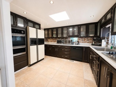 A spacious 2-bedroom, 2-bath mobile home located in the - photo 5