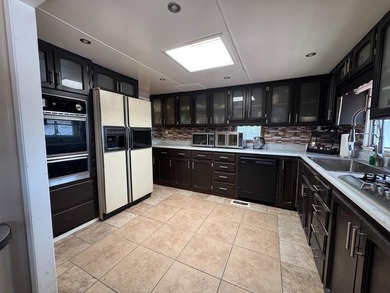 A spacious 2-bedroom, 2-bath mobile home located in the - photo 6