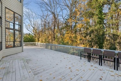 Welcome, to this very unique home where walls of glass showcase - photo 15