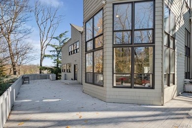 Welcome, to this very unique home where walls of glass showcase - photo 16