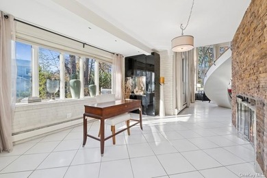 Welcome, to this very unique home where walls of glass showcase - photo 20