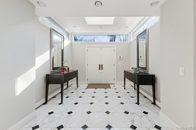 Welcome, to this very unique home where walls of glass showcase - photo 22