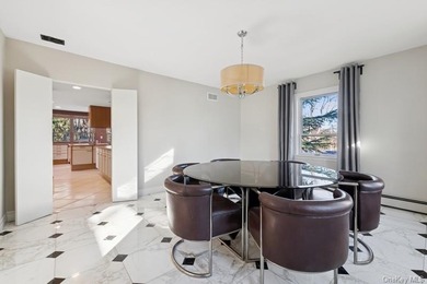 Welcome, to this very unique home where walls of glass showcase - photo 24