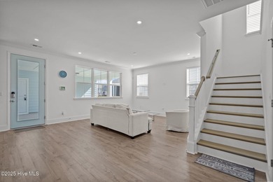 Welcome to the highly sought-after community of Riverlights! - photo 10
