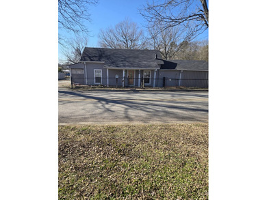 This charming 2 bedroom, 2 bath home is in a great location in - photo 1