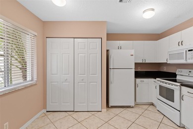 Lovely 3 bedroom, 2.5 bathroom townhome located in the 24 hour - photo 4