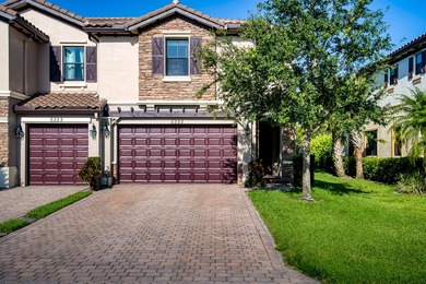 Welcome to this charming 4-bedroom, 3.5-bathroom townhouse in - photo 1
