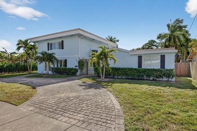 Tucked on an oversized double lot minutes from the beach, this 4 - photo 5
