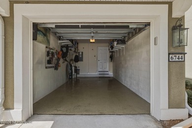 Excellent 3 bed 2 bath that STANDS OUT for it's location and - photo 3