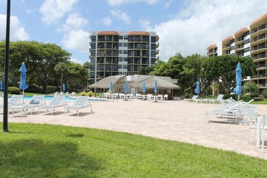 Luxuriously Renovated Waterfront Living in East Boca Raton - photo 24