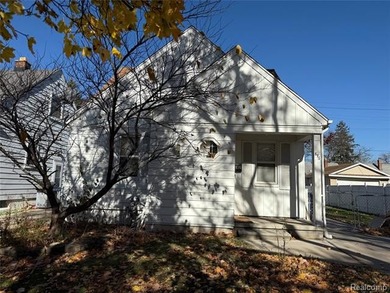 Detroit River Home For Sale in Lincoln Park Michigan