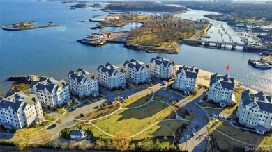 Watermark Pointe presents a rare opportunity to enjoy sweeping - photo 32