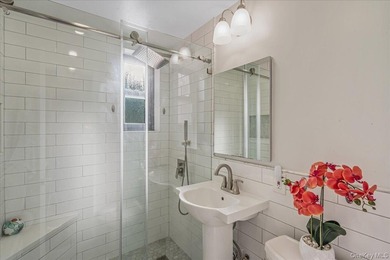 Welcome to this bright, pleasant second-floor CORNER 2 BEDROOM - photo 7