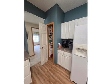 2/br-2/bath 1 level end unit-6 panel doors-fireplace w/marble - photo 2