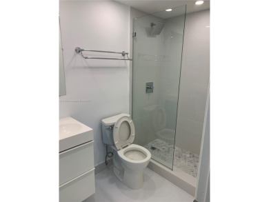 BEAUTIFUL MIAMI BEACH, ON COLLINS AVE WITH POOL, GYM, SAUNA, ETC