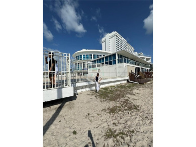 BEAUTIFUL MIAMI BEACH, ON COLLINS AVE WITH POOL, GYM, SAUNA, ETC