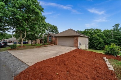 Welcome home to this beautifully updated 5-bedroom, 4-bath - photo 4