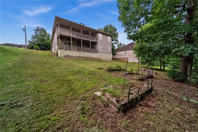Welcome home to this beautifully updated 5-bedroom, 4-bath - photo 5