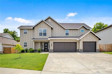 Soaring vaulted ceilings with wood beams, gas log fireplace & - photo 1