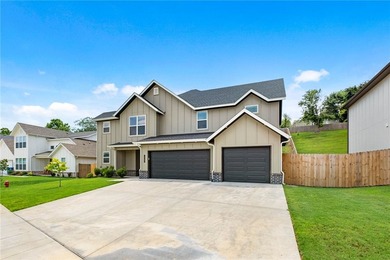 Soaring vaulted ceilings with wood beams, gas log fireplace & - photo 3