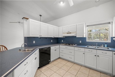 Beautiful 3 bedroom, 2.5 bath home located in the historic town - photo 6