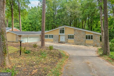 Stunning Renovated Home on Large Private Wooded Lot. 6 Bedrooms - photo 3