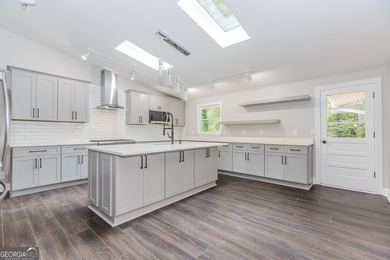 Stunning Renovated Home on Large Private Wooded Lot. 6 Bedrooms - photo 10