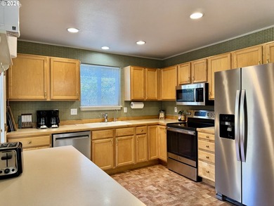 This incredibly well maintained 3-bedroom, 2-bath home offers 1 - photo 12