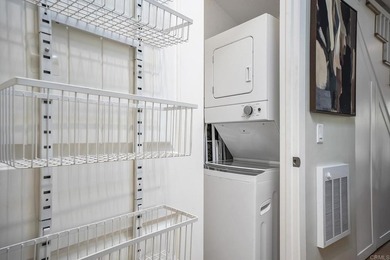 Beautifully upgraded 2 bed/2.5 bath townhome just one block from - photo 13