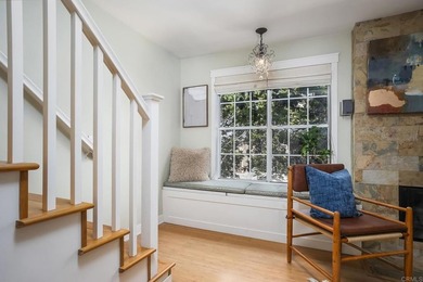 Beautifully upgraded 2 bed/2.5 bath townhome just one block from - photo 15